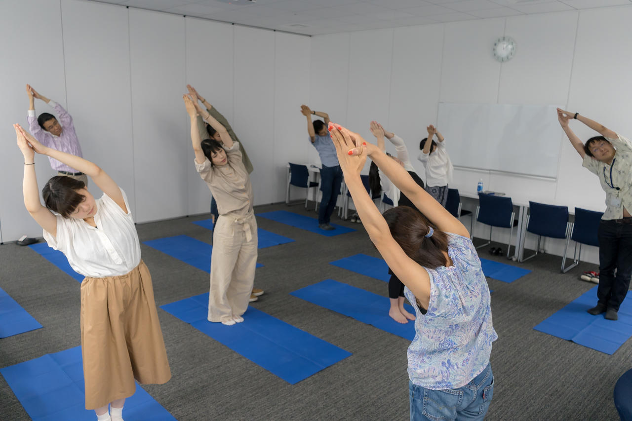 水曜日のランチタイムは会議室でリフレッシュ　心と体を癒すオフィスヨガ